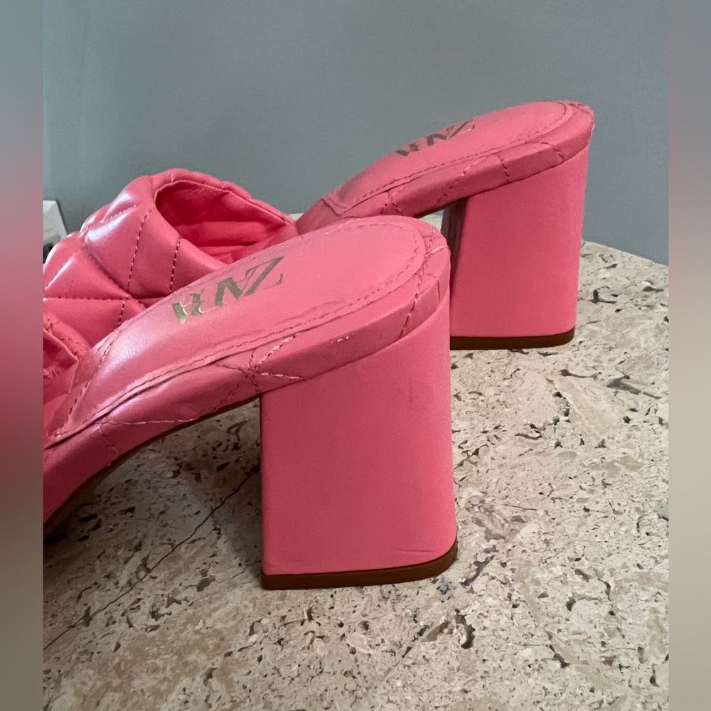 🩷 Zara pink quilted open toe faux leather heeled sandals gently used - Picture 3 of 7